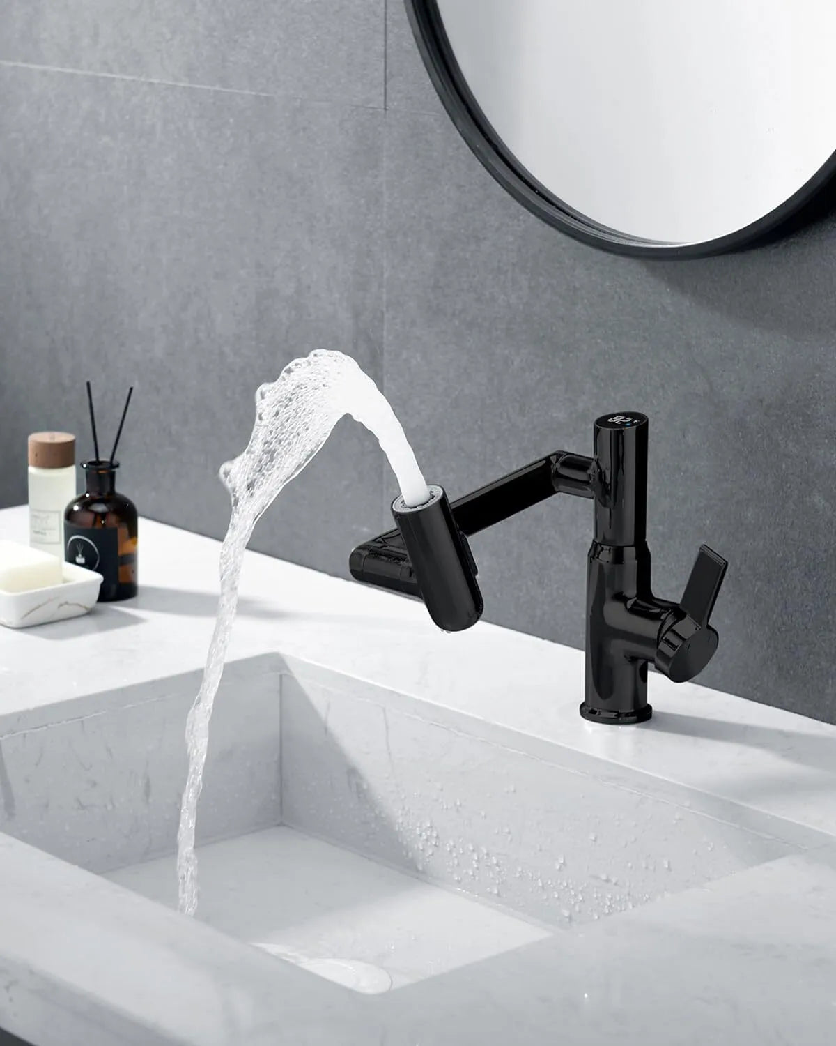 Rotatable bathroom faucet with Fahrenheit temperature display
